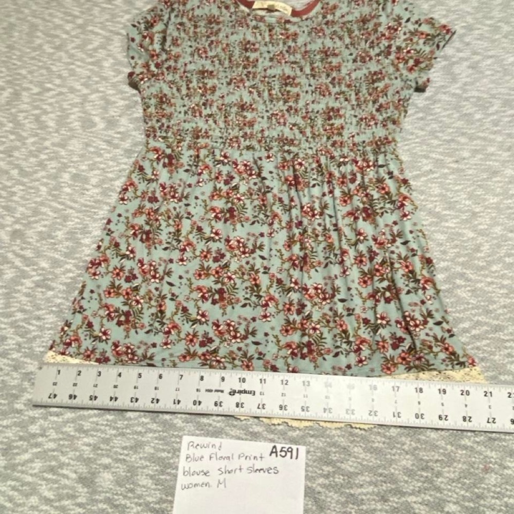 Rewind blue floral print blouse with lace trim short sleeve Size M. SKU-A591